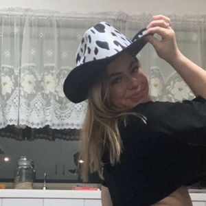 Meet your Posher, Ella